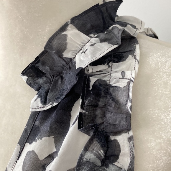 Express Black and White Splatter Floral Print Top - Picture 4 of 8